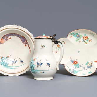 Trois pièces de style Kakiemon en porcelaine de Chantilly, France, 18ème