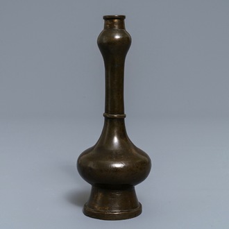 Een Chinese bronzen 'knoflook' vaas met goudspatten, Ming