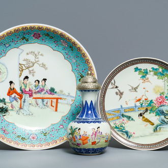 Deux plats et un vase en porcelaine de Chine famille rose, 19/20ème