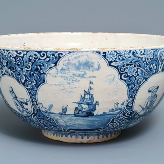 Un grand bol en faïence de Delft bleu et blanc à sujet maritime et figurant Atlas, 18ème