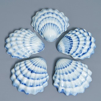 Cinq raviers en forme de coquille en porcelaine de Chine bleu et blanc, Qianlong