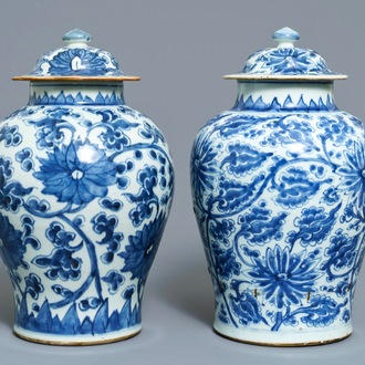 Deux vases couverts en porcelaine de Chine bleu et blanc, Kangxi
