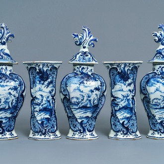 Une garniture de cinq vases en faïence de Delft bleu et blanc à décor pastoral, 18ème
