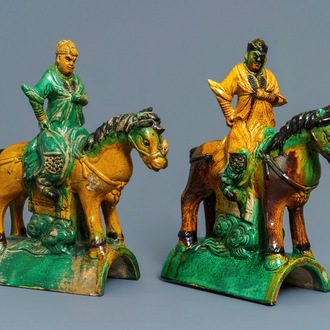 Deux tuiles faitières émaillées jaune et vert en forme de cavaliers, Ming