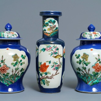 Drie Chinese famille verte vazen met poederblauwe fondkleur, 19e eeuw