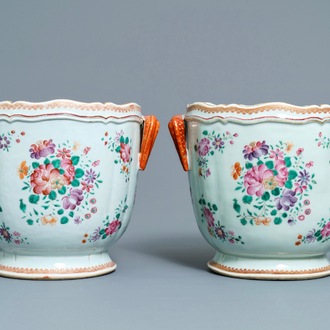 Une paire de rafraichissoirs en porcelaine de Chine famille rose, Qianlong