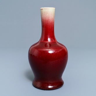 Un vase en porcelaine de Chine rouge langyao, 19ème