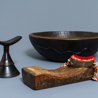 Un bol en bois du peuple Igorot des Philippines, deux repose-têtes et un peigne africain, 1ère moité du 20ème