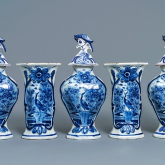 Une garniture de cinq vases en faïence de Delft bleu et blanc à décor d'oiseaux de paradis, 18ème