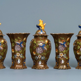 Une garniture de cinq vases en faïence de Delft polychrome à fond brun capucin, 18ème