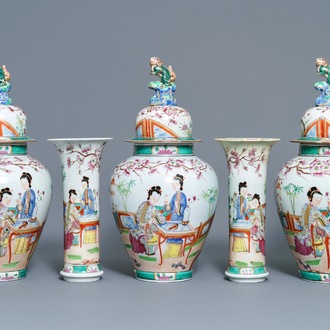 Een vijfdelig famille rose-stijl chinoiserie kaststel, Bayeux, Frankrijk, 19e eeuw