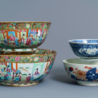 Vier Chinese Canton famille rose, blauwwitte en Imari-stijl kommen, 18/19e eeuw