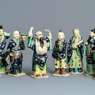 Een Chinese set met 'De Acht Onsterfelijken' in deels geëmailleerd biscuit, China, 20e eeuw