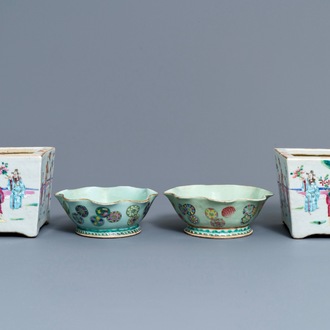 Une paire de jardinières et deux bols en porcelaine de Chine famille rose, 19ème