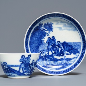 Een Chinese blauwwitte 'soft paste' kop en schotel met een ongewoon decor met slaven, Qianlong