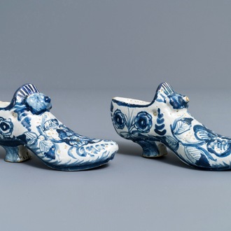 Une paire de modèles de chaussures en faïence bleu et blanc de la Frise, Bolsward, 2ème moitié du 18ème