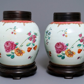 Une paire de pots en porcelaine de Chine famille rose à décor floral, Qianlong