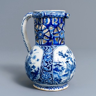 Een blauwwitte Delftse fopkan met chinoiserie decor, gedat. 1743