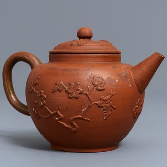 Een Delftse Yixing-stijl theepot met reliëfdecor in rood aardewerk, 1e kwart 18e eeuw