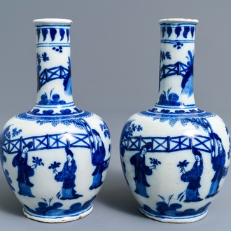 Une paire de vases de forme bouteille en faïence de Delft bleu et blanc à décor de chinoiserie, 1ère moitié du 18ème