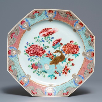 Een grote octagonale Chinese famille rose schotel met een gans, Yongzheng/Qianlong