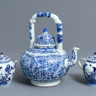 Drie Chinese blauwwitte theepotten met deksels, Kangxi