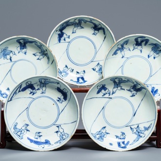 Cinq assiettes de type ko-sometsuke en porcelaine de Chine bleu et blanc, Tianqi