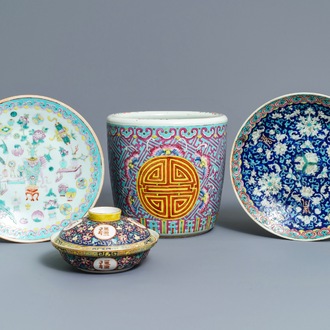 A Chinese famille rose jardinière, two dishes and a covered bowl, 19/20th C.