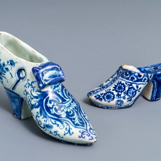 Deux modèles de mules en faïence de Delft bleu et blanc, une datée 1708, 18ème