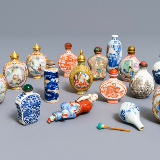 Sixteen various Chinese porcelain snuff bottles, 19/20th C.