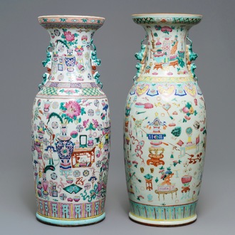 Twee Chinese famille rose vazen met decor van antiquiteiten, 19e eeuw