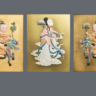 Trois broderies de figures rehaussées de peinture, Chine, 18/19ème