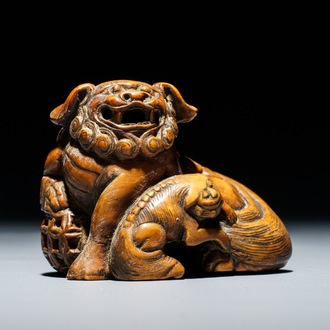 Un netsuke en bois sculpté figurant un shishi et son petit, Japon, Edo, 18/19ème