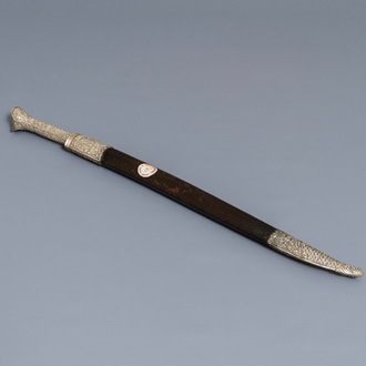 Een Ottomaans 'yatagan' zwaard in zilver en damast in lederen schede, Turkije, 19e eeuw