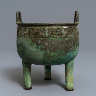 A Chinese bronze 'ding' ritual vessel with inscription, Western Zhou (11th - 8th C. b.C.)