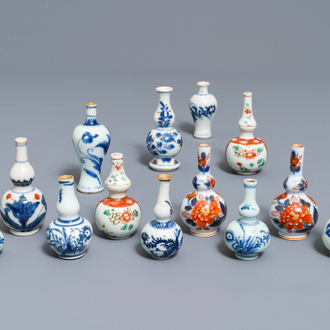 Dertien Chinese blauwwitte en famille verte miniatuur vaasjes, Kangxi en later