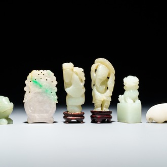 Zes Chinese witte en celadon jade snijstukken, 19/20e eeuw