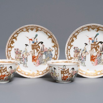 Une paire de tasses et soucoupes en porcelaine de Chine famille rose, Yongzheng