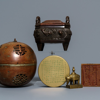 Twee Chinese bronzen wierookbranders, twee stempels en een doosje met inscriptie, 19/20e eeuw