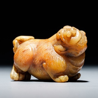 Een Chinese jade model van een mythisch beest, 18/19e eeuw