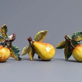 Deux modèles de pommes et une d'une poire en faïence de Delft polychrome, 18ème