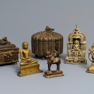 Quatre figures votives en bronze de Gujarat et deux boîtes couvertes, Inde, 16ème et après