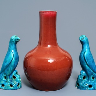 Un vase de forme bouteille en porcelaine de Chine sang de boeuf et deux perroquets en turquoise, 19/20ème