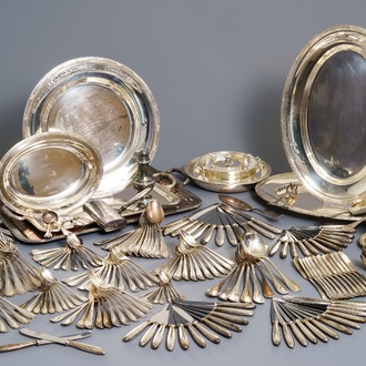 Un ensemble de couverts et vaisselle en métal argenté, Christofle, France, 20ème