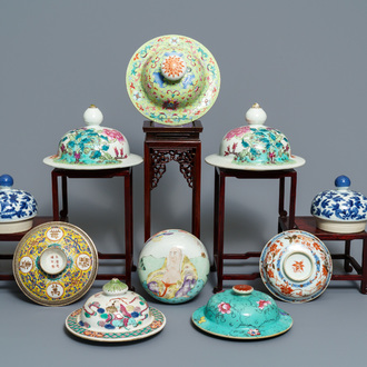 Tien diverse Chinees porseleinen deksels, 18e eeuw en later