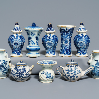 Une collection variée de miniatures en faïence de Delft, la plupart 18ème