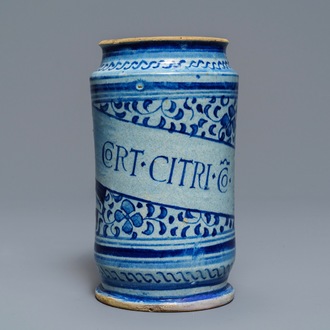 Een blauwwitte Antwerpse majolica albarello met decor 'alla porcelana', 2e helft 16e eeuw