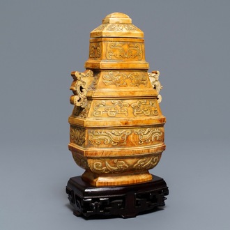 Un vase couvert de forme archaïque en ivoire sur socle en bois, Chine, vers 1900