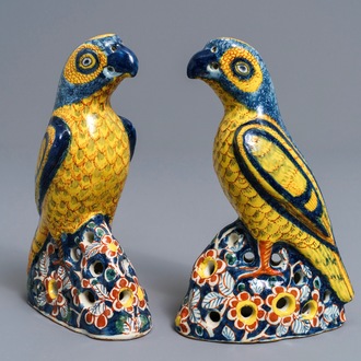 Une paire de modèles de perroquets en faïence de Delft polychrome, 18ème