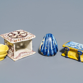 Deux chauferettes miniatures et un modèle d'une coquille en faïence de Delft, 18ème